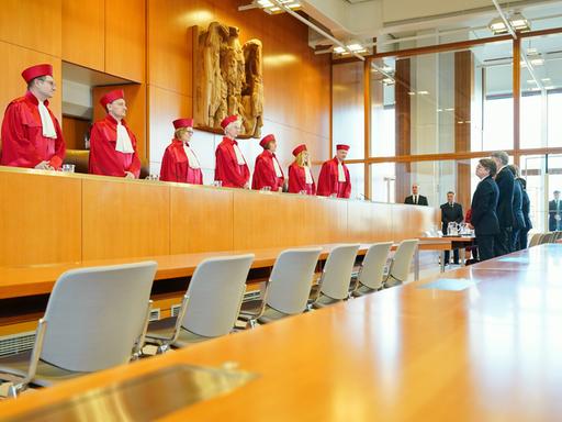 Der Zweite Senat des Bundesverfassungsgerichts (BVerfG) mit den Richtern in roten Roben.