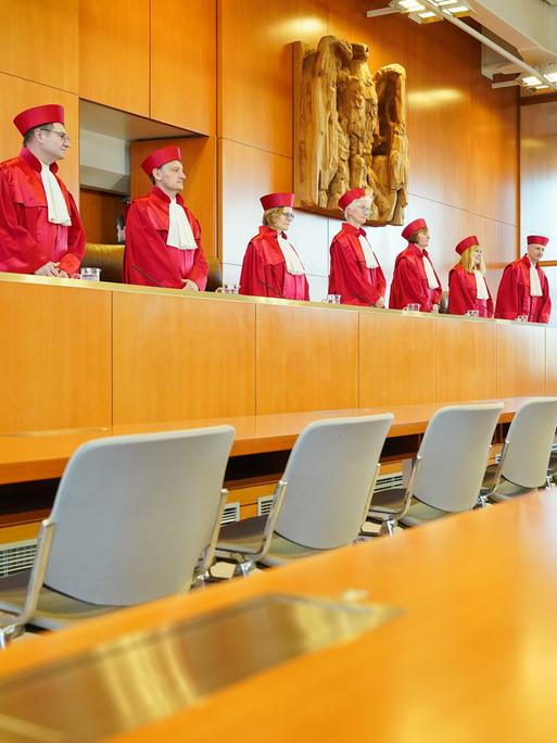 Der Zweite Senat des Bundesverfassungsgerichts (BVerfG) mit den Richtern in roten Roben.