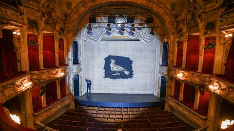 Blick in das Theater am Schiffbauerdamm in Berlin, das in den 50er-Jahren vom „Berliner Ensemble“ unter Leitung Bertolt Brechts bezogen wurde