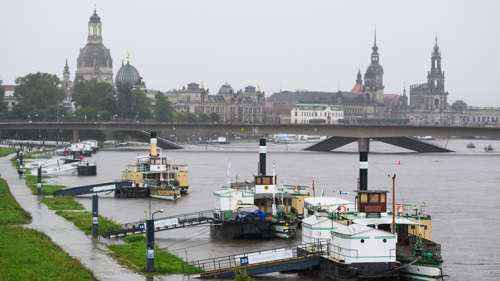 Wasser der Elbe fließt über Brückenteile der teilweise eingestürzten Carolabrücke. Die Pegelstände steigen in Sachsen weiter an. 