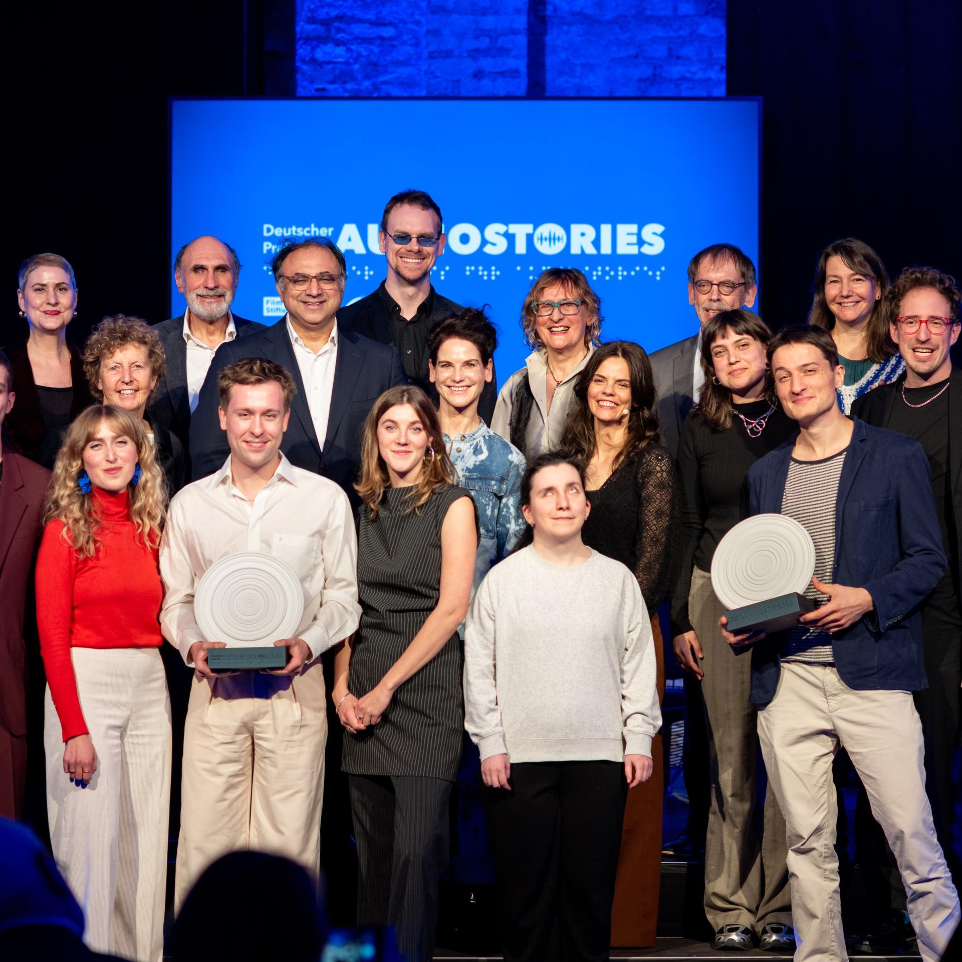 Das Foto zeigt die Preisträgerinnen und Preisträger des "Deutschen Preises für Audio-Stories" im Jahr 2025.