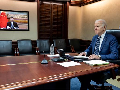 US-Präsident Joe Biden und der chinesische Präsident Xi Jinping sprechen im März 2022 über den Krieg in der Ukraine