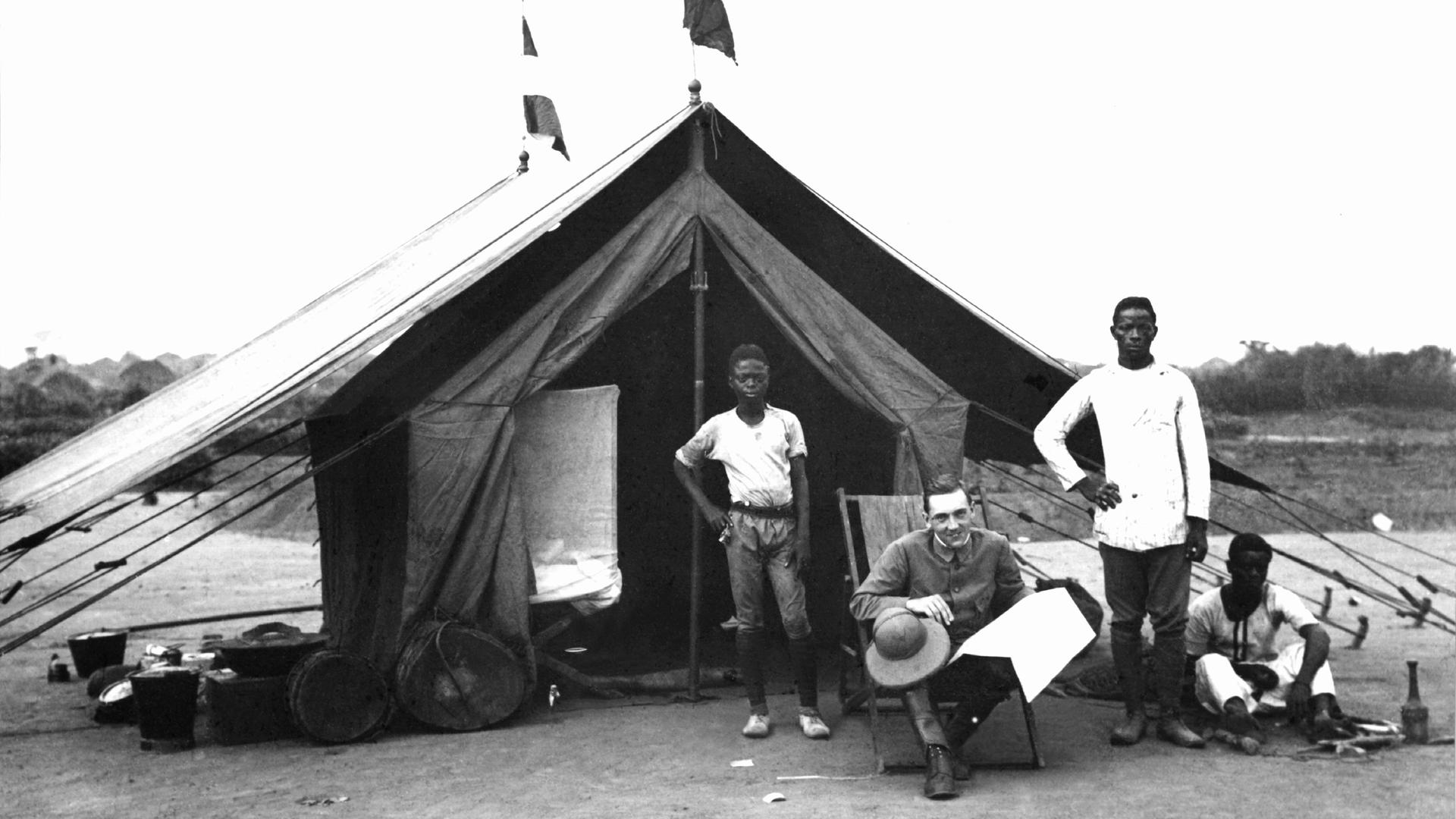Ein deutscher Regierungsbeamter vor seinem Zelt auf einer Reise ins Innere der deutschen Kolonie Kamerun (undatierte Aufnahme aus der Kolonialzeit).