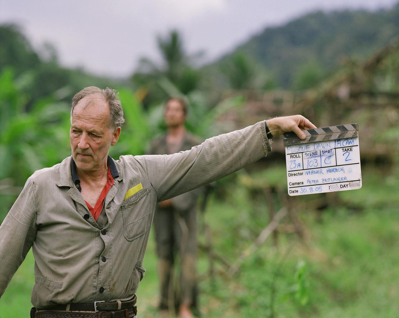 Ein von den Dreharbeiten im Dschungel sichtlich mitgenommener Werner Herzog schlägt die Klappe vor der Kamera