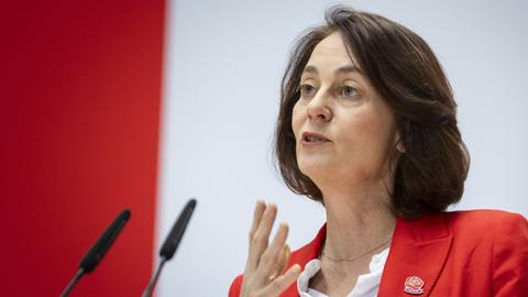 Die Vizepräsidentin des EU-Parlaments, Katarina Barley (SPD), steht an einem Mikrofon und spricht. 
