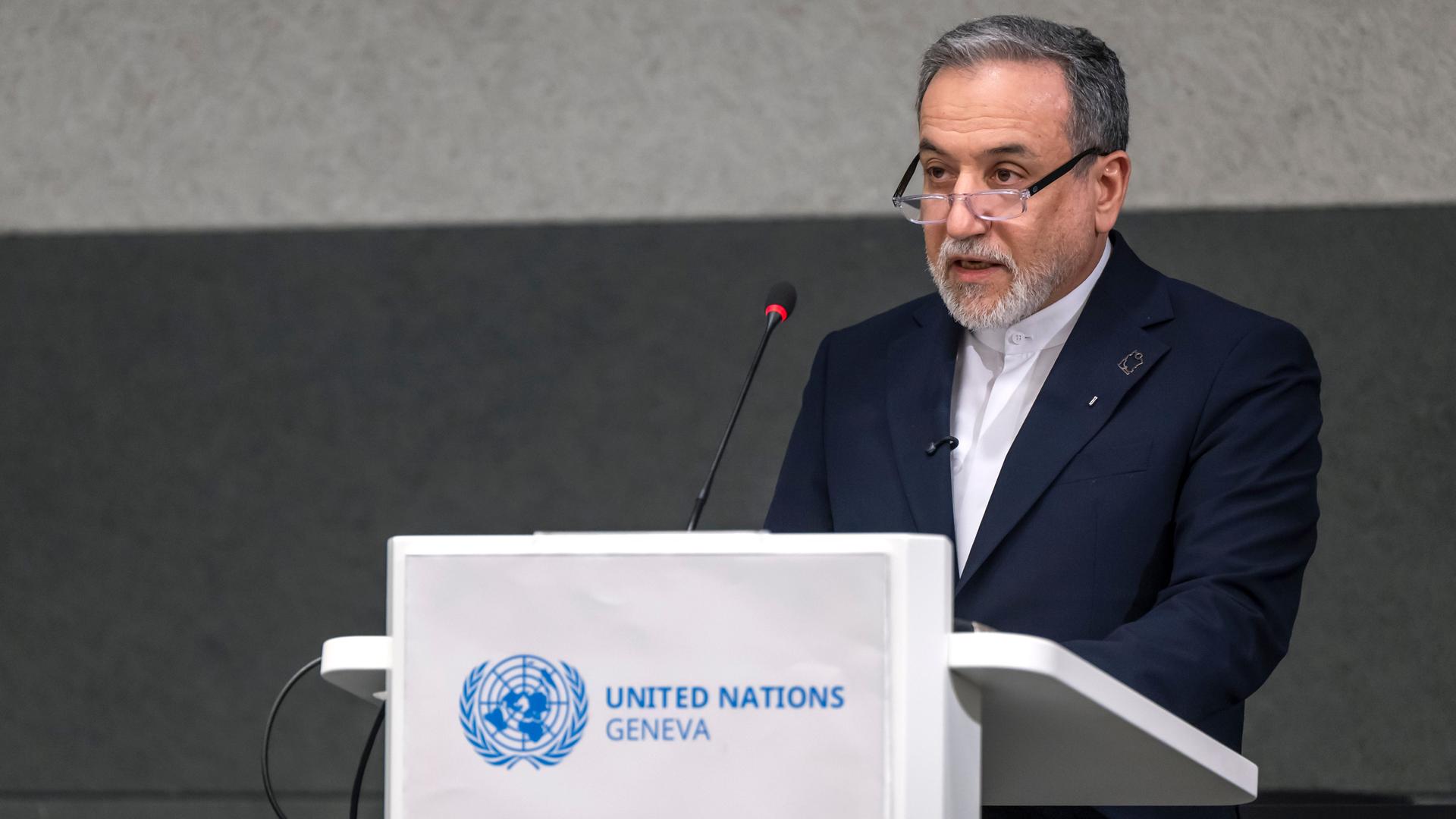 Der iranische Außenminister Abbas Araghtschi spricht an einem Rednerpult bei den Vereinten Nationen in Genf. 