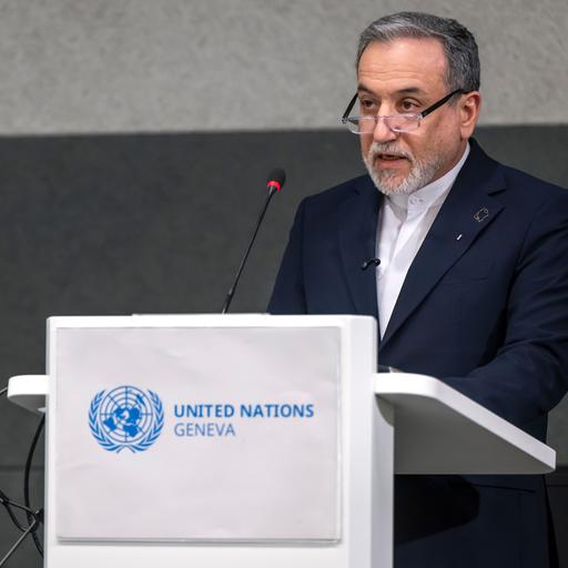 Der iranische Außenminister Abbas Araghtschi spricht an einem Rednerpult bei den Vereinten Nationen in Genf. 