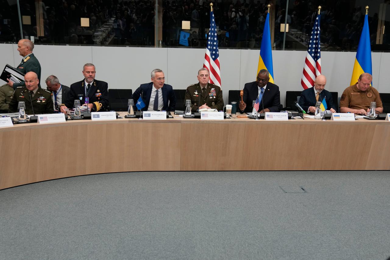 Mehrere Mitglieder der Ukraine-Kontaktgruppe sitzen an einem halbrunden Tisch bei Beratungen. Auch der ukrainische Verteidigungsminister Resnikow ist dabei.