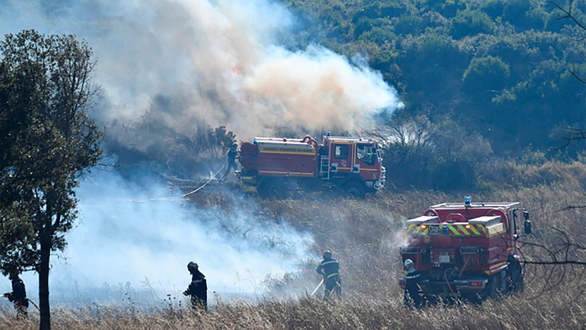 Feuerwehrleute löschen einen Waldbrand  in Frankreich.
