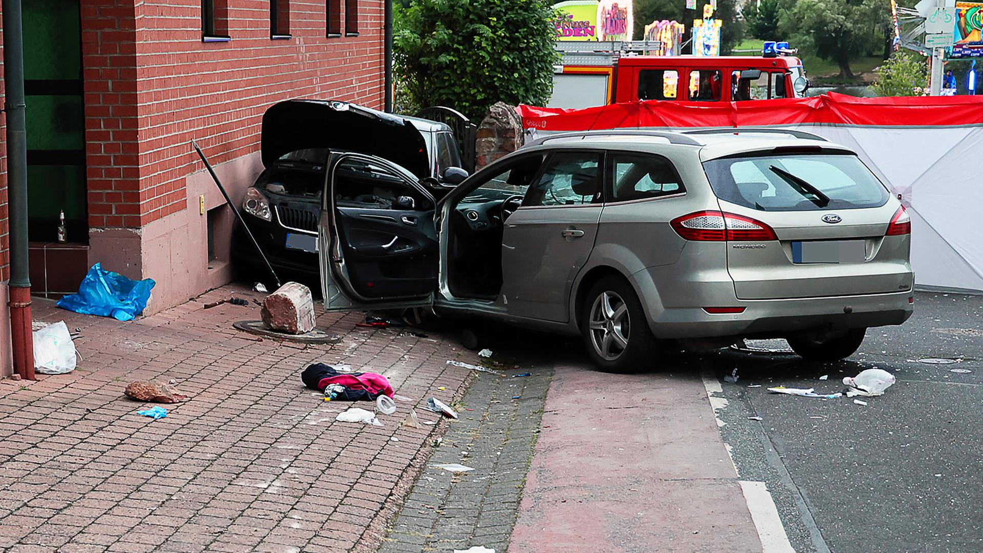 Zwei Fahrzeuge stehen an einer Unfallstelle. Zwei Fahrzeuge stehen an einer Unfallstelle.