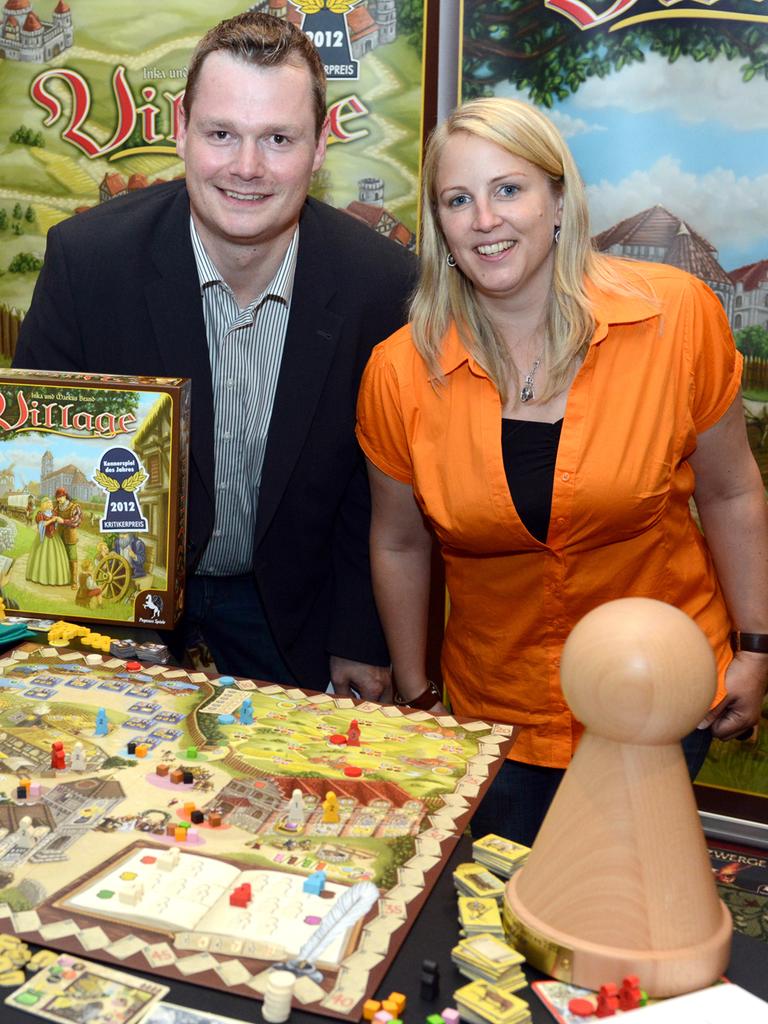 Die Autoren des Spiels "Village", das Ehepaar Inka und Markus Brand, stehen bei der Verleihung des Titels "Spiel des Jahres 2012" in Berlin hinter ihrem Brettspiel. 