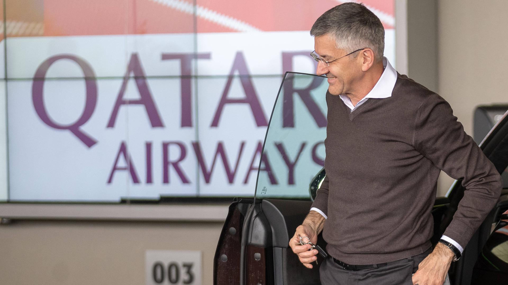 Bayern-Präsident Herbert Heiner , vor Werbung von Qatar Airways.