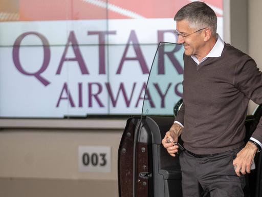 Bayern-Präsident Herbert Heiner , vor Werbung von Qatar Airways.