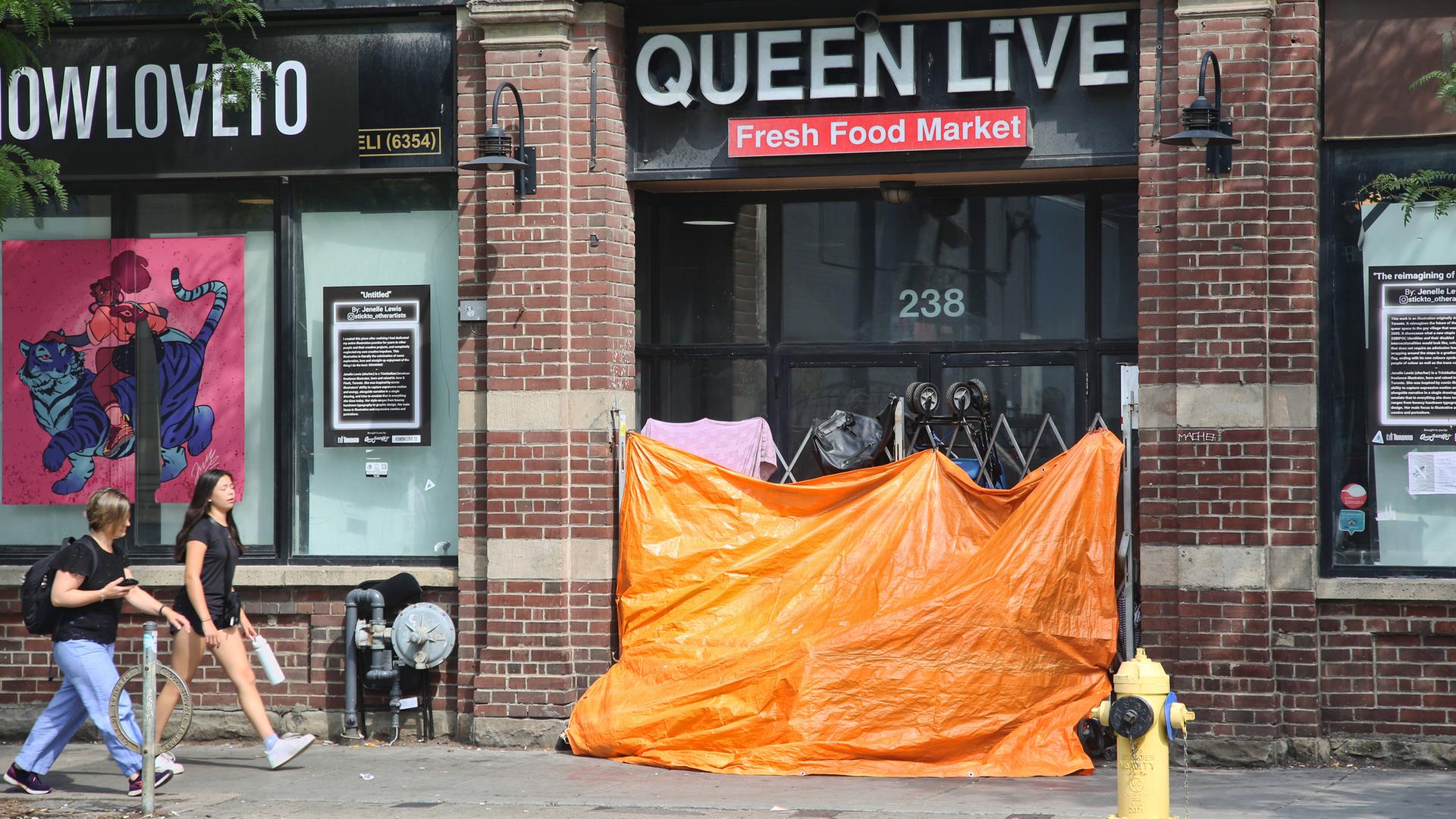 Obdachlosigkeit in Toronto, eine behelfsmäßige Unterkunft eines Obdachlosen an einer belebten Straße in der Innenstadt von Toronto, Ontario, Kanada, 2023.