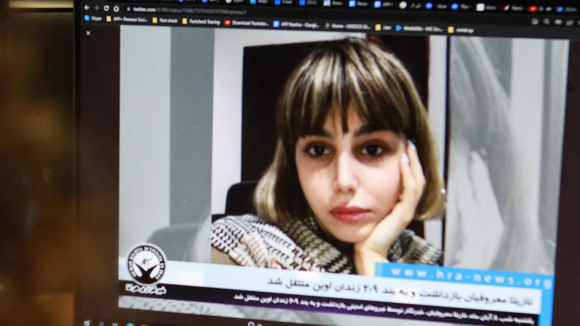 Auf einem Computerbildschirm ist ein Foto der iraniischen Journalistin Nasila Maroufian zu sehen.