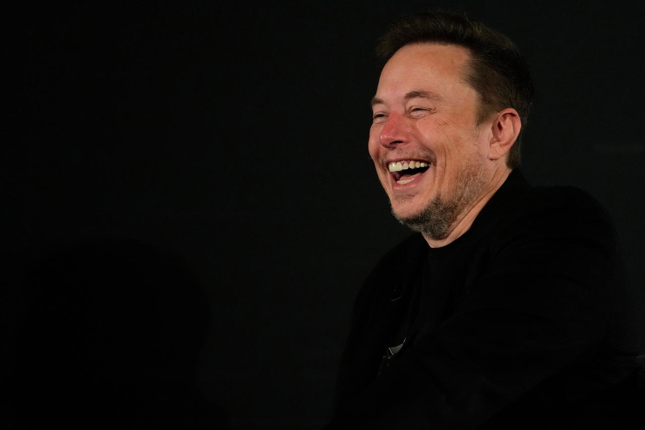 Elon Musk aufgenommen von der Seite vor schwarzem Hintergrund