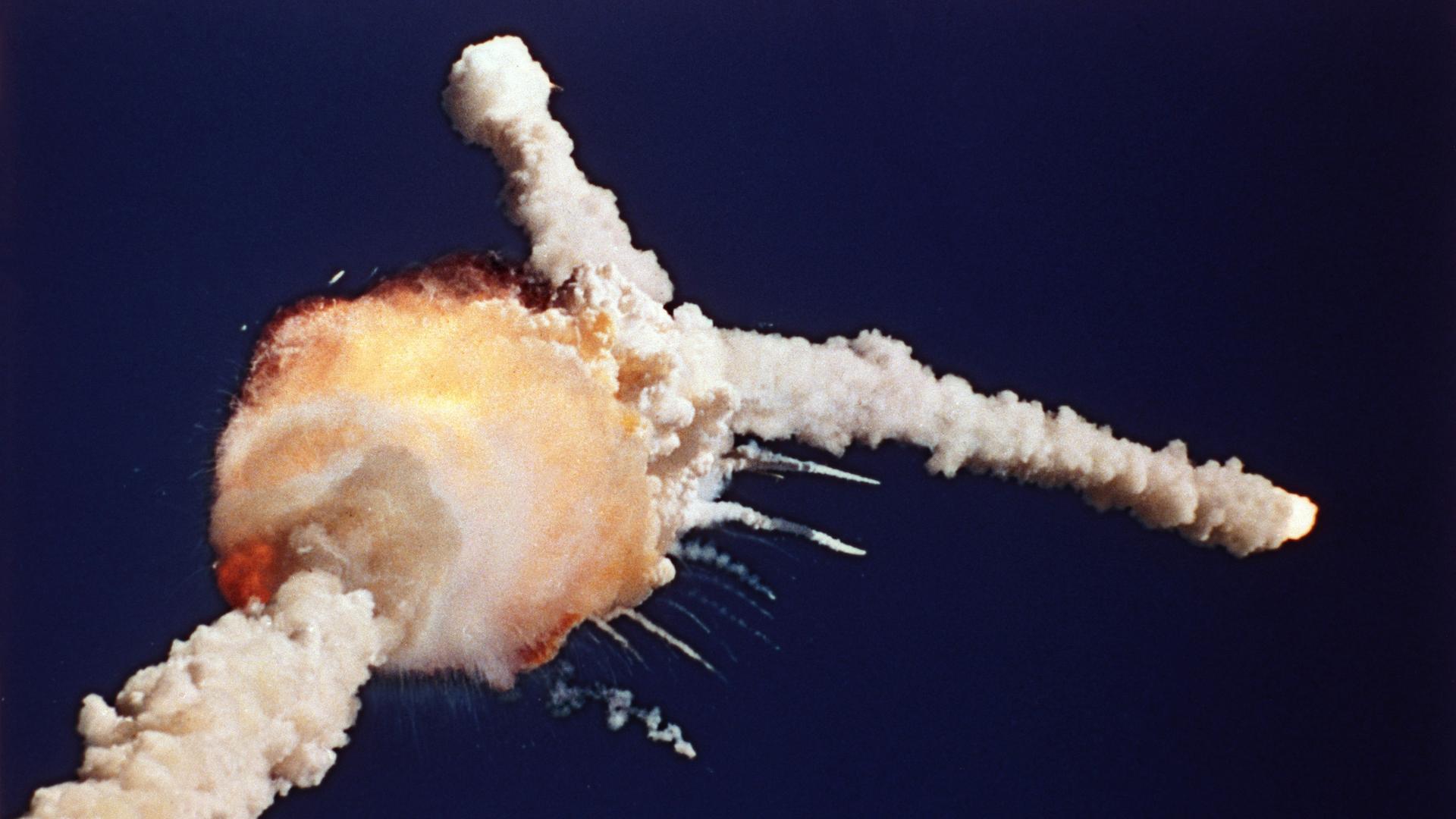 Am 28. Januar 1986 explodierte das NASA-Spaceshuttle Challenger kurz nach dem Start; das Archivfoto zeigt die Explosion am Himmel.(AP Photo/Bruce Weaver, File)