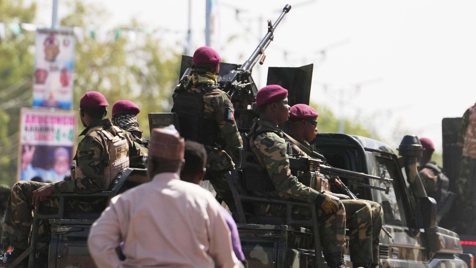 Das Foto zeigt nigerianische Soldaten auf einem Last-Wagen. Das Foto zeigt nigerianische Soldaten auf einem Last-Wagen.