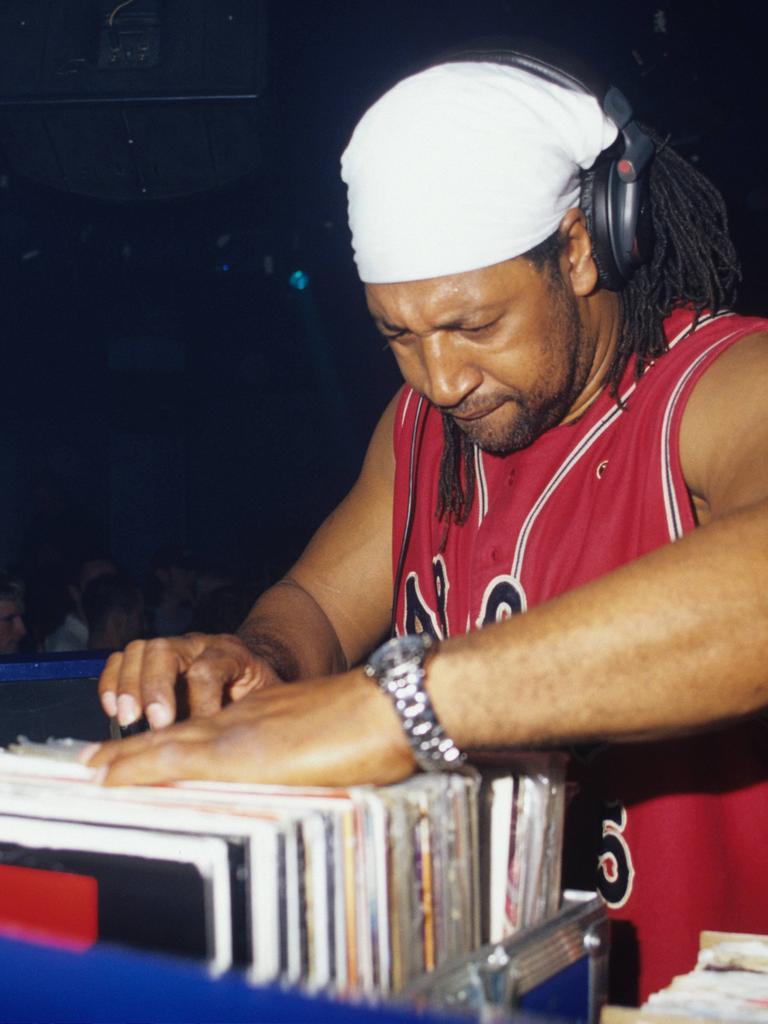 DJ Kool Herc durchsucht seine Platten bei einem Auftritt.
