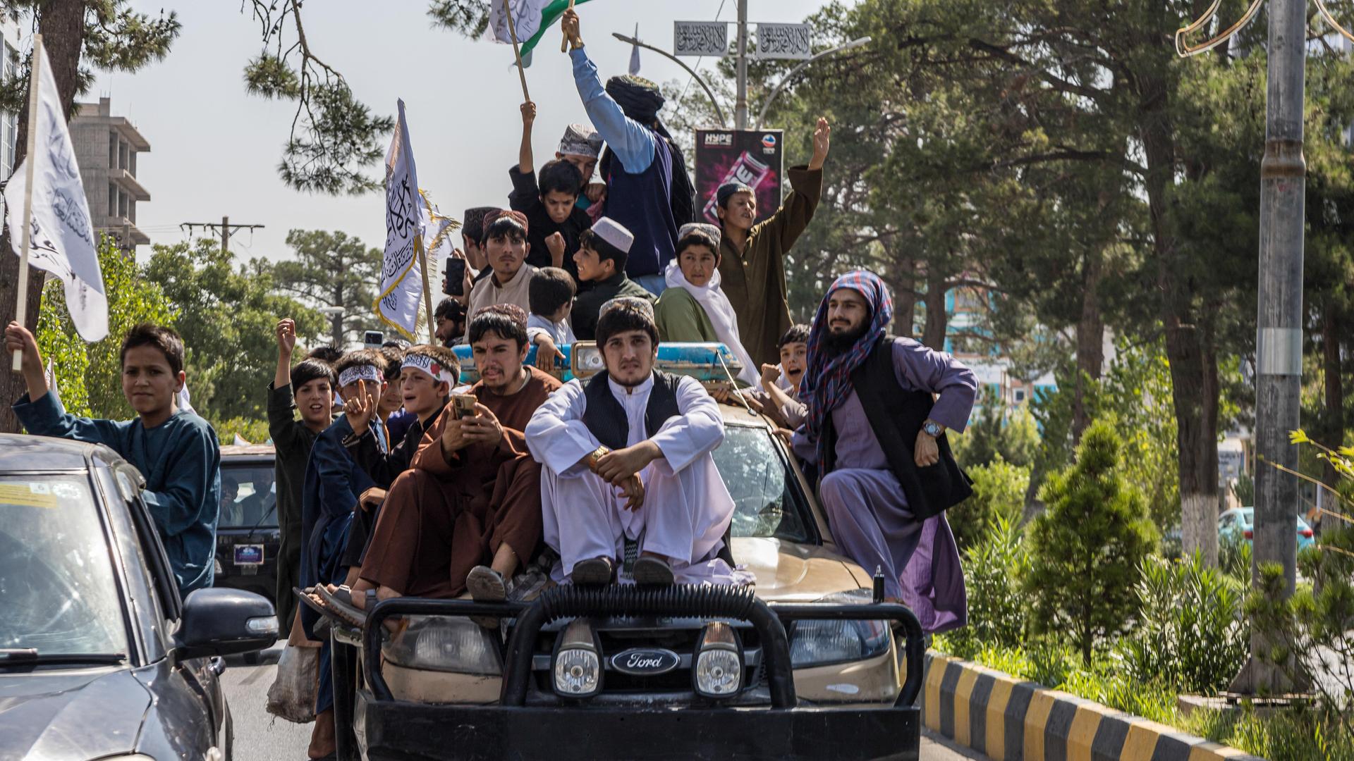 Ein Konvoi von Taliban-Anhängern auf einem Auto bewegt sich durch die Straßen von Kabul.