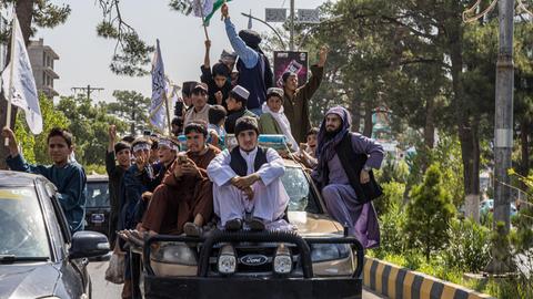Ein Konvoi von Taliban-Anhängern auf einem Auto bewegt sich durch die Straßen von Kabul.