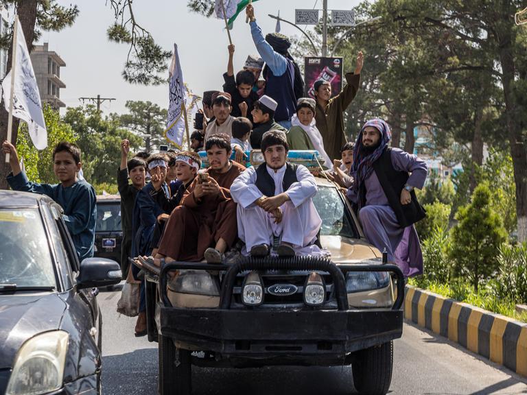 Ein Konvoi von Taliban-Anhängern auf einem Auto bewegt sich durch die Straßen von Kabul.