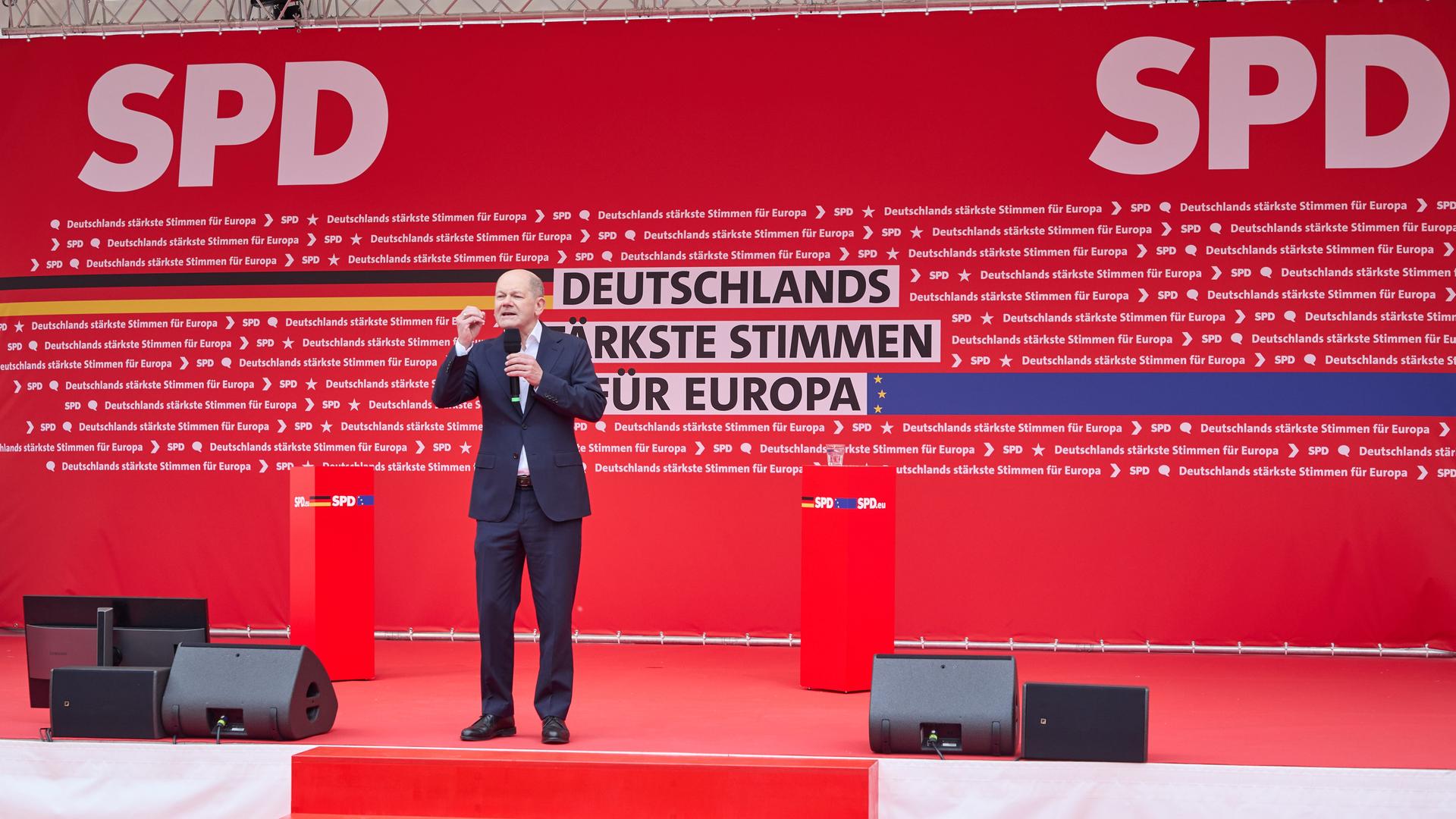 Olaf Scholz (SPD), Bundeskanzler, steht beim SPD-Europa-Wahlkampfauftakt auf dem Fischmarkt auf der Bühne.