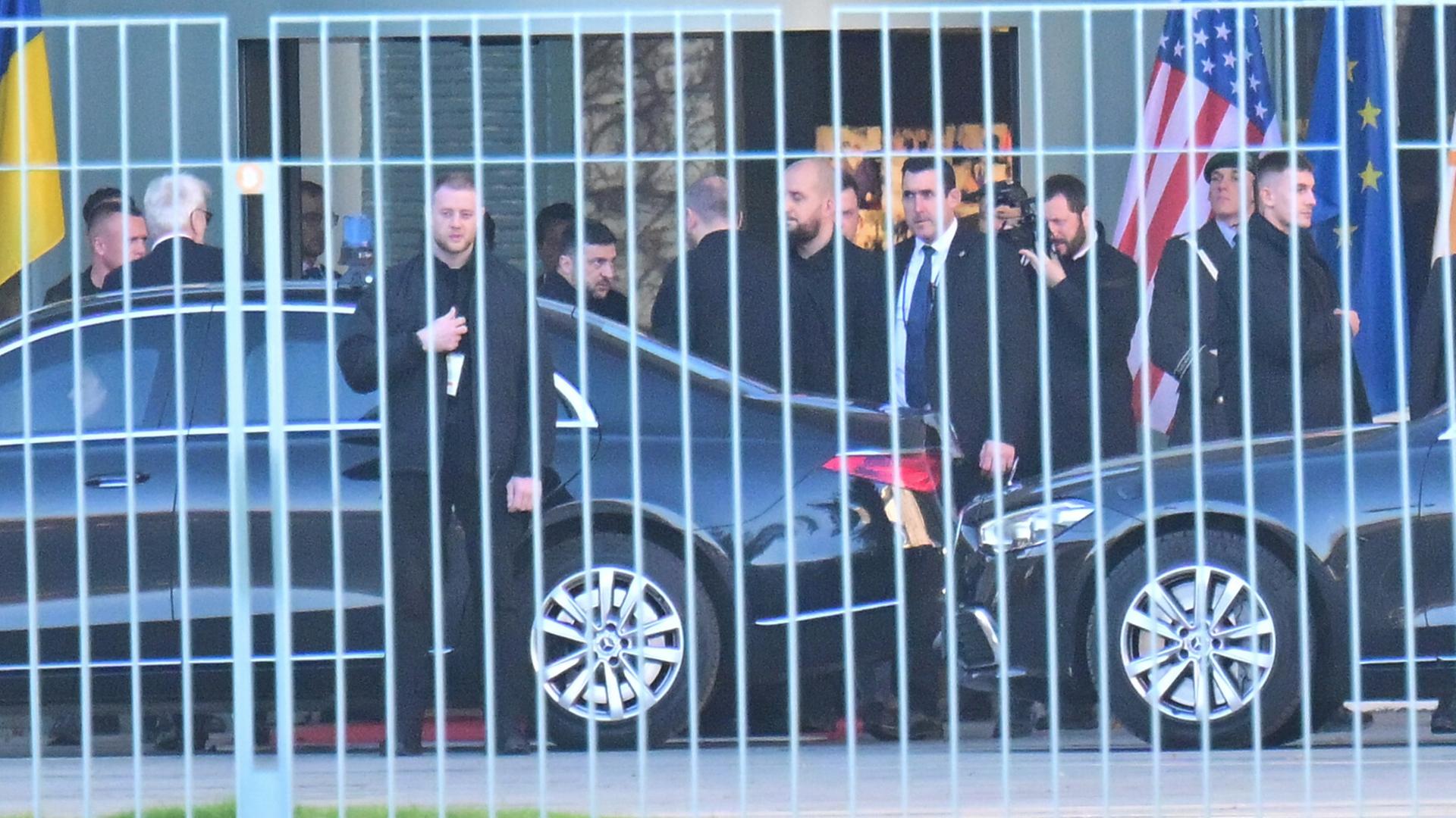 Wolodymyr Selenskyj verlässt das Kanzleramt und steigt in eine Limousine.