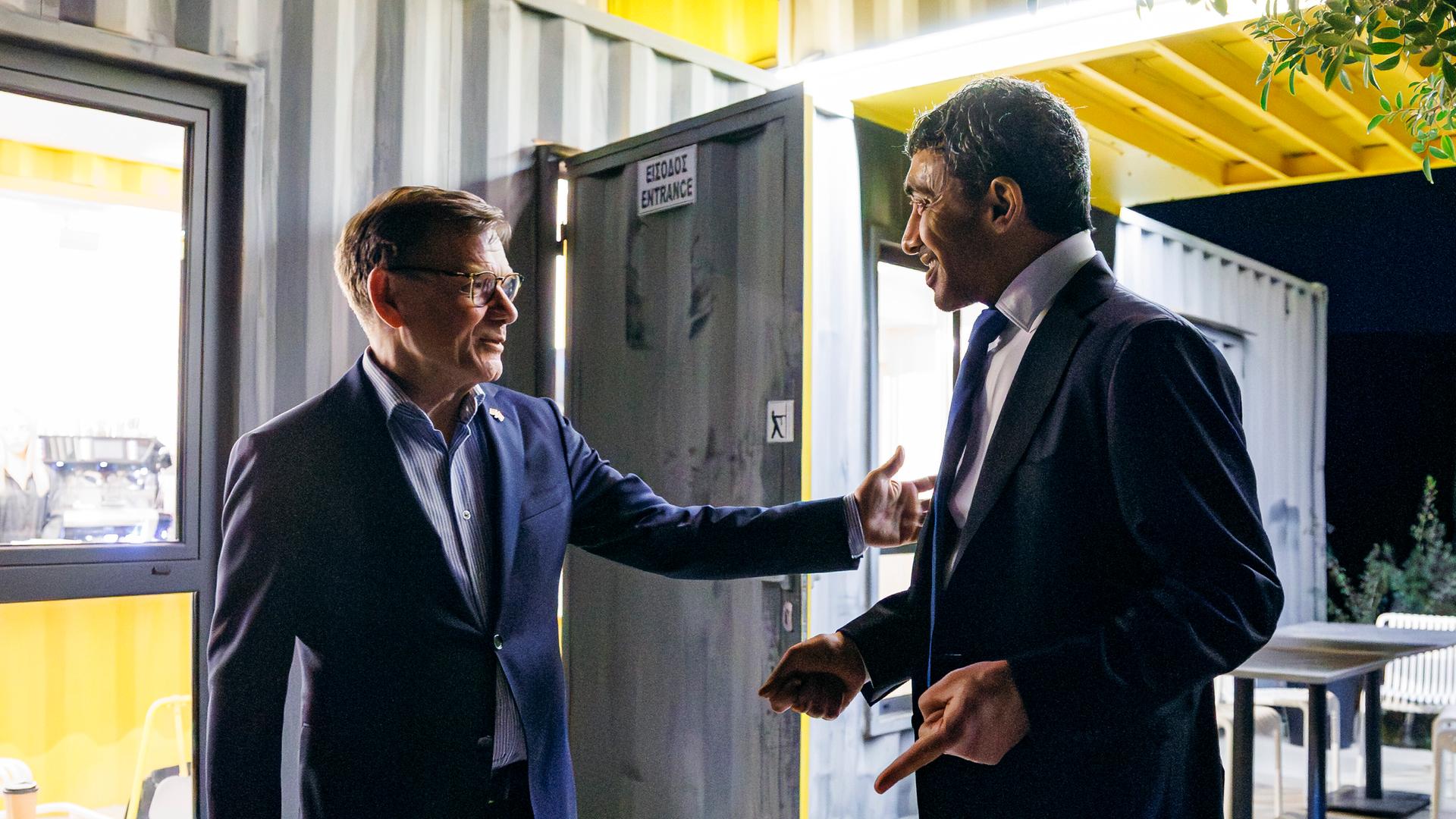 Johann Wadephul begrüßt Abdullah bin Zayid Al Nahyan an einem provisorischen Gesprächsort mit einer vertraulichen Geste.