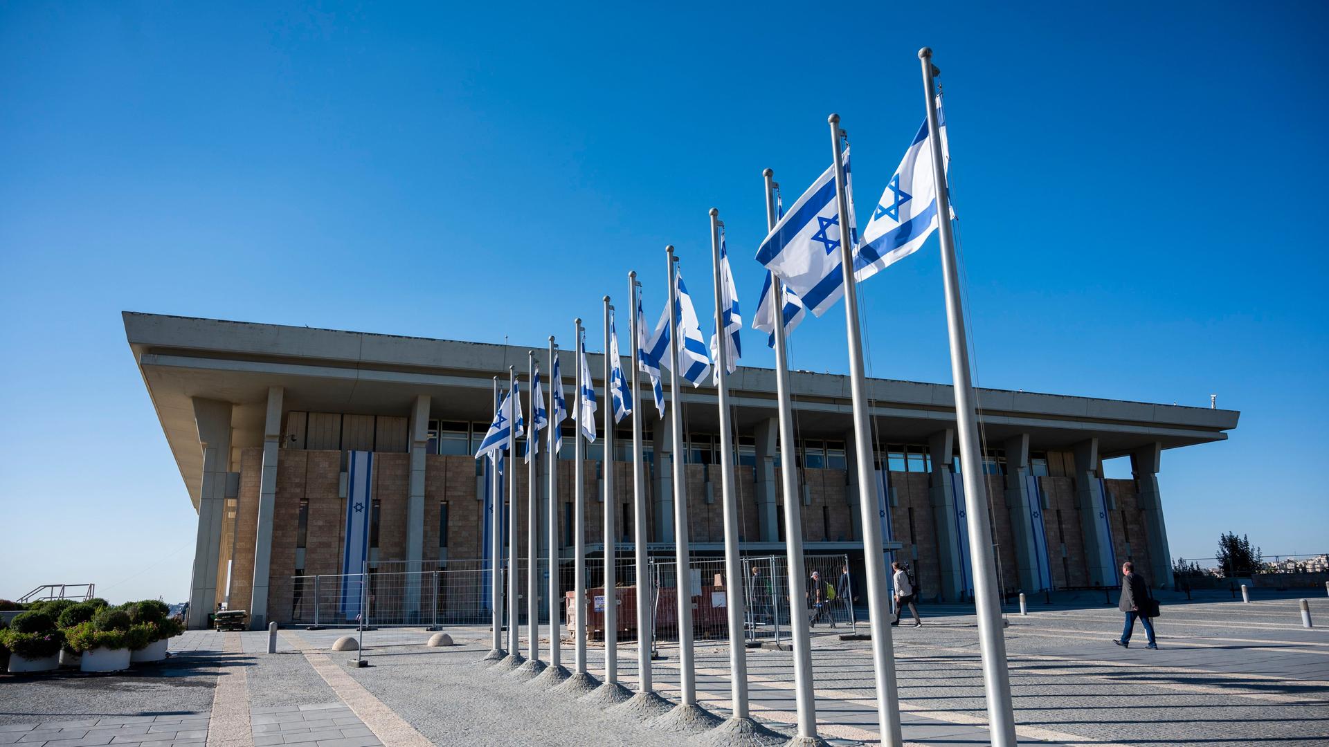 Israelische Fahnen wehen vor der Knesset, dem Einkammerparlament des Staates Israel.