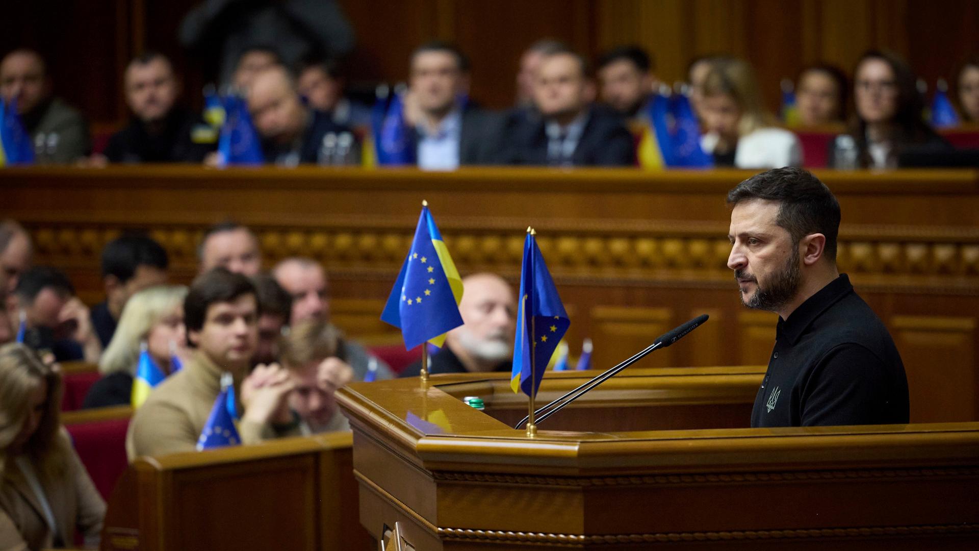 Kiew: Auf diesem vom Pressedienst des ukrainischen Präsidenten via AP zur Verfügung gestellten Foto spricht der Wolodymyr Selenskyj, Präsident der Ukraine, zu den Parlamentariern in der Werchowna Rada.