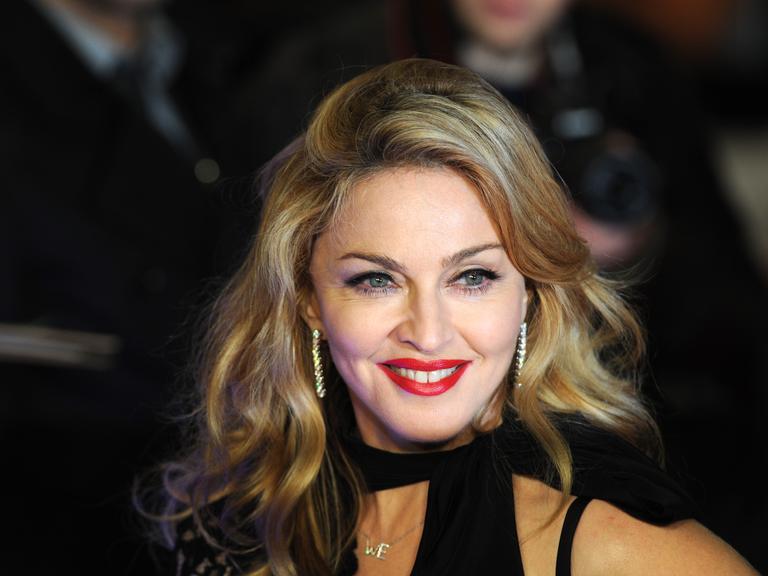 Die Popmusikerin Madonna mit schwarzem Schal