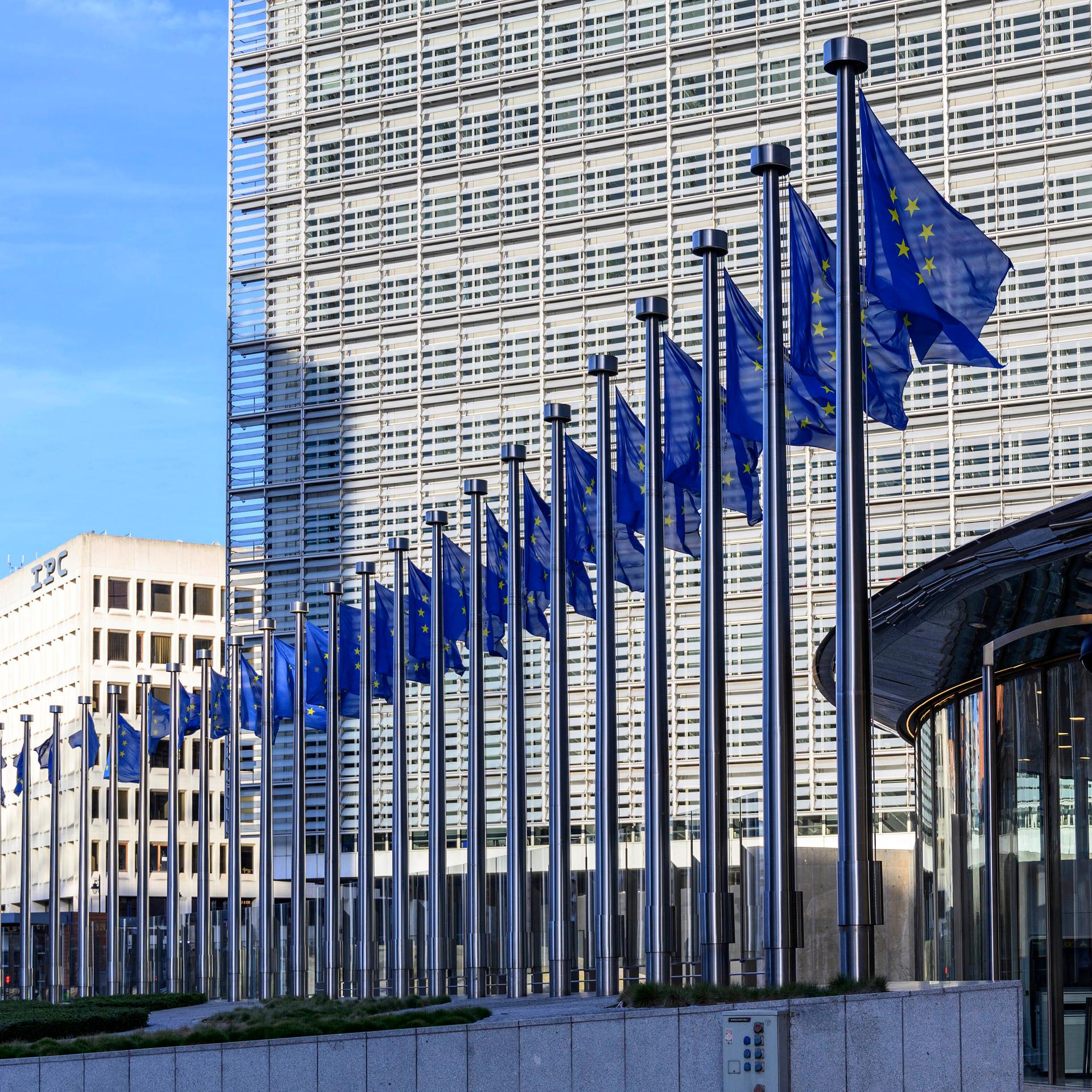 28 EU-Flaggen vor dem Berlaymont-Gebäude, dem Sitz der Europäischen Kommission in Brüssel