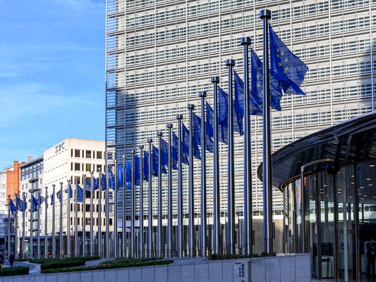 28 EU-Flaggen vor dem Berlaymont-Gebäude, dem Sitz der Europäischen Kommission in Brüssel