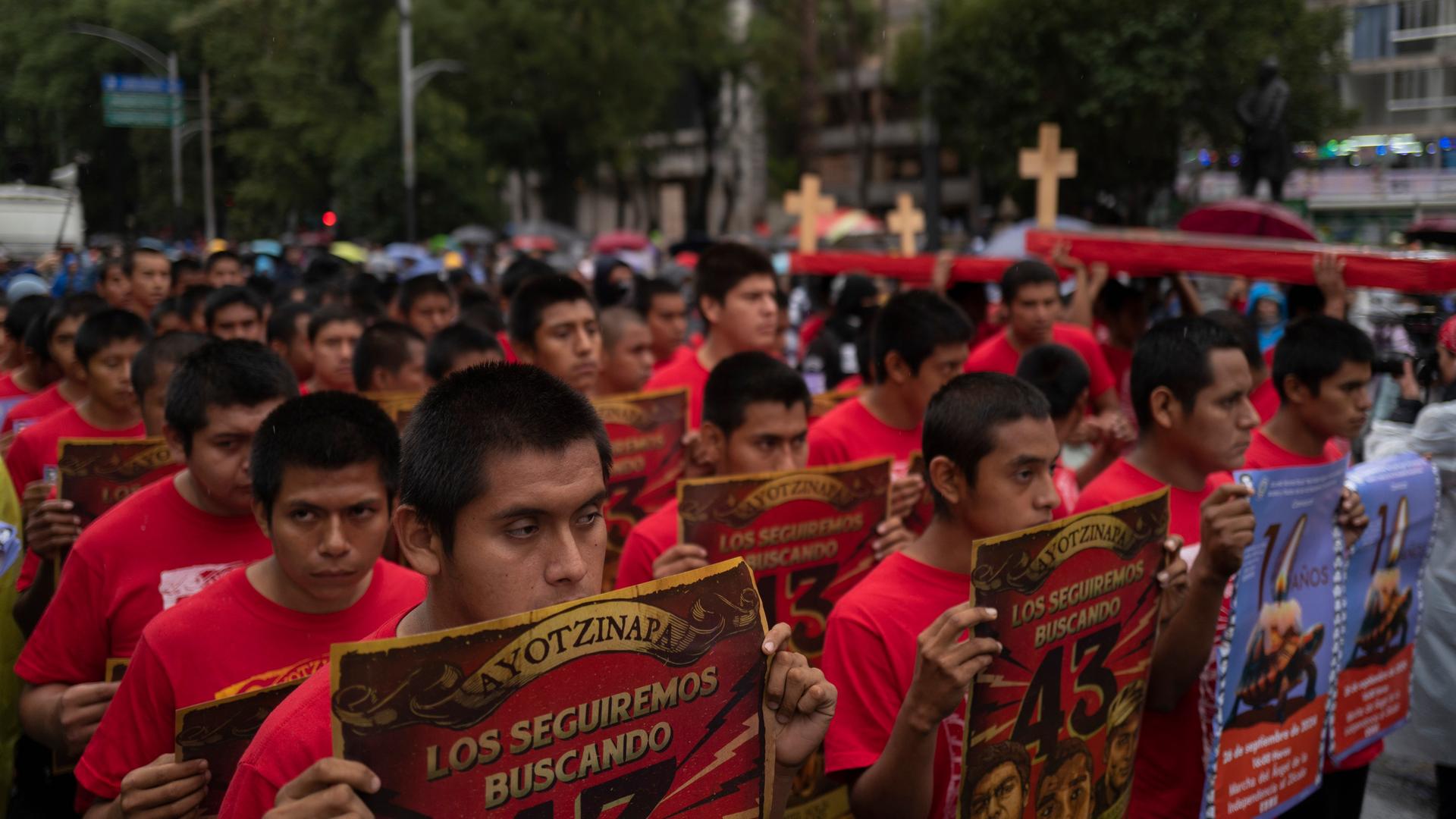 Mexiko-Stadt: Jugendliche nehmen an einer Demonstration anlässlich des 10. Jahrestages des Verschwindens von 43 Studenten teil.