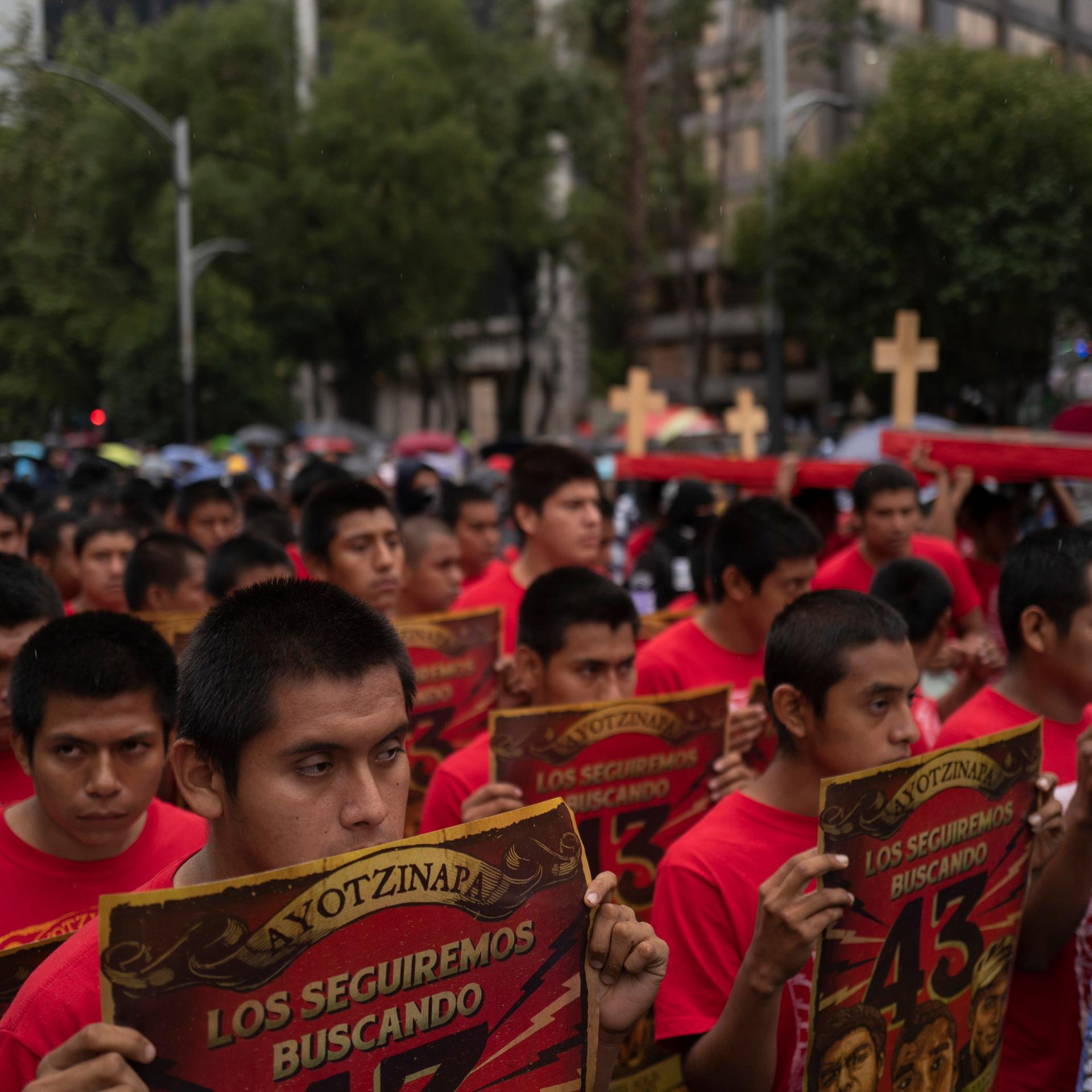 Mexiko-Stadt: Jugendliche nehmen an einer Demonstration anlässlich des 10. Jahrestages des Verschwindens von 43 Studenten teil.