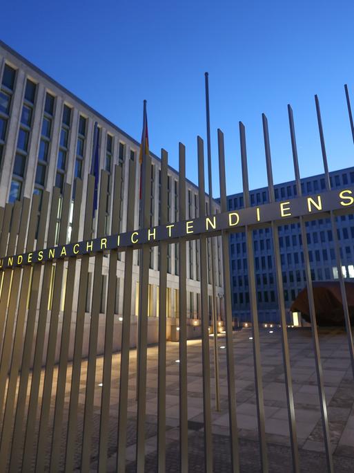 Blick auf einen Eingang der Zentrale des Bundesnachrichtendienstes (BND) in Berlin