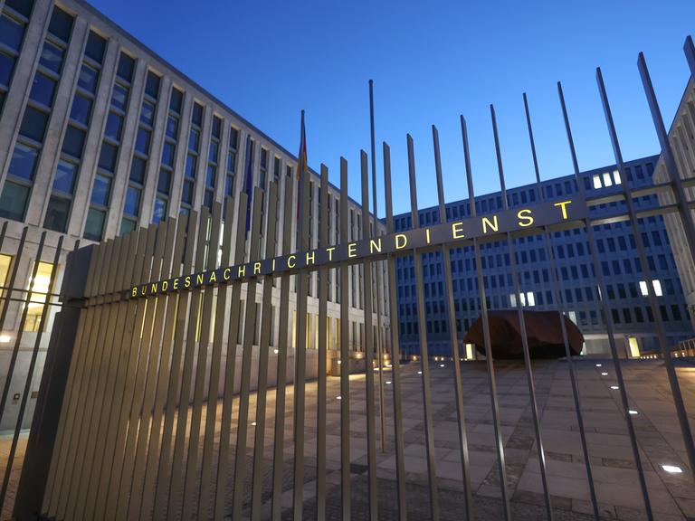 Blick auf einen Eingang der Zentrale des Bundesnachrichtendienstes (BND) in Berlin