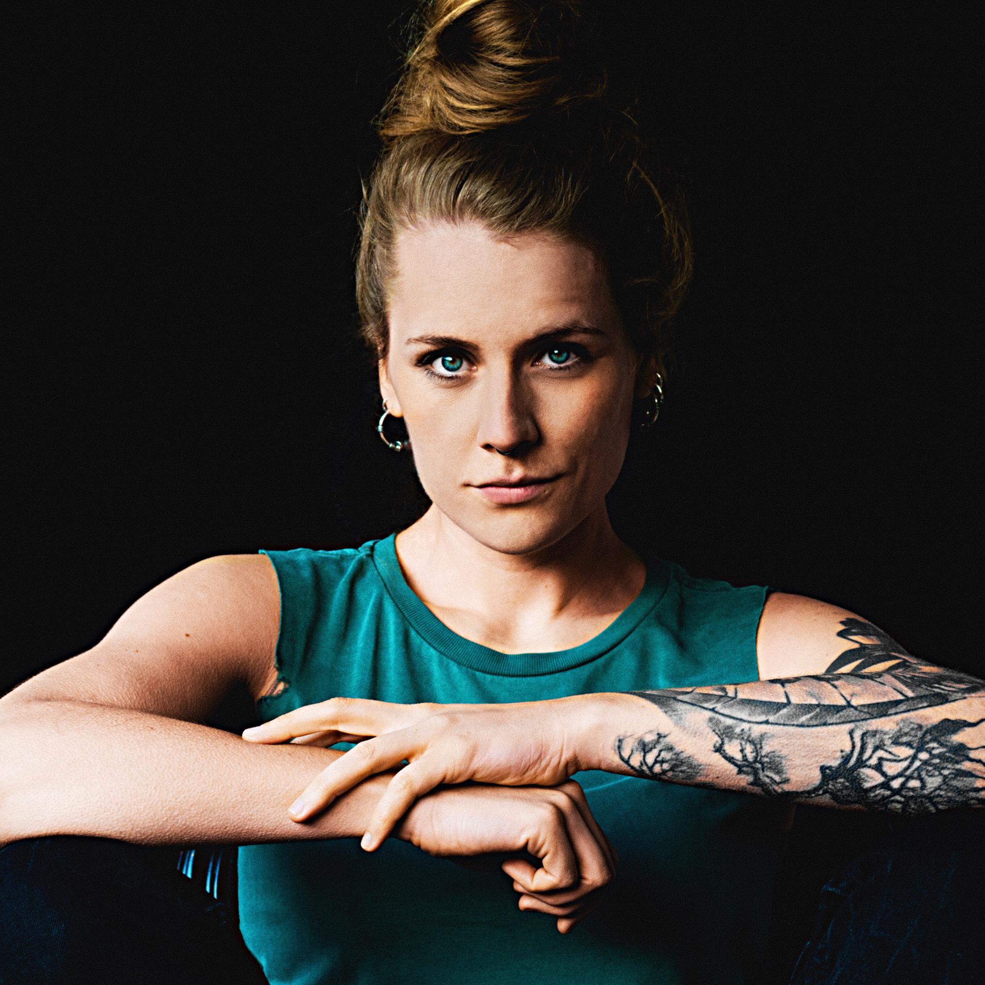 Liedermacherin - Laura Braun erzählt musikalische Geschichten mit Tiefgang