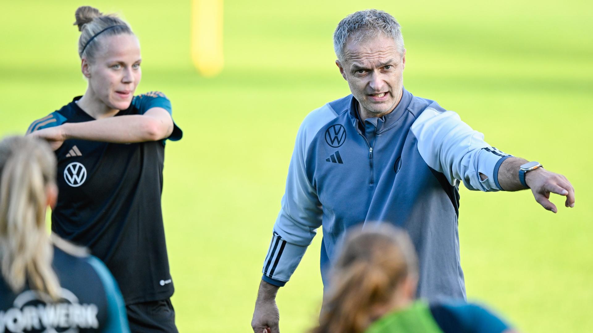 Frauen-Nationalteam, öffentliches Training des DFB-Teams: Fußball-Bundestrainer Christian Wück gibt Anweisungen. 