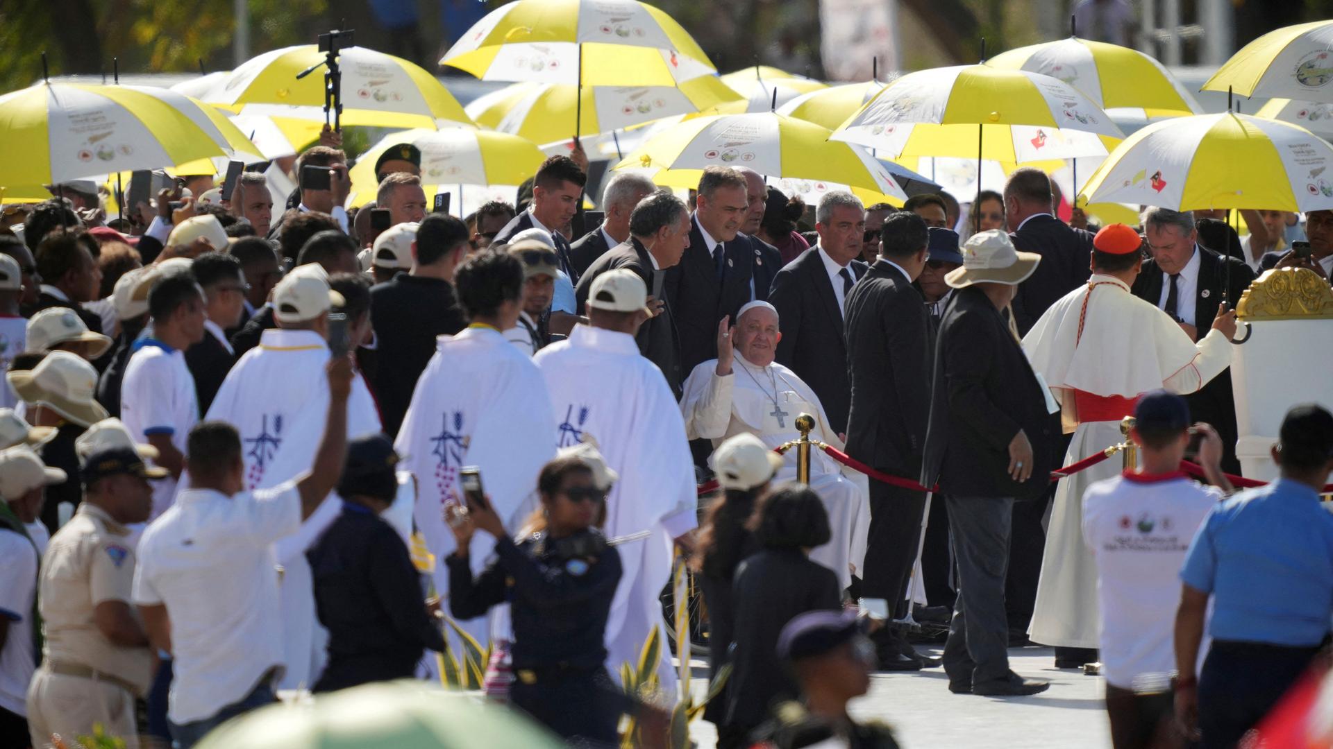 Papst Franziskus kommt im Tasitolu-Park in Dili zur Heiligen Messe an.