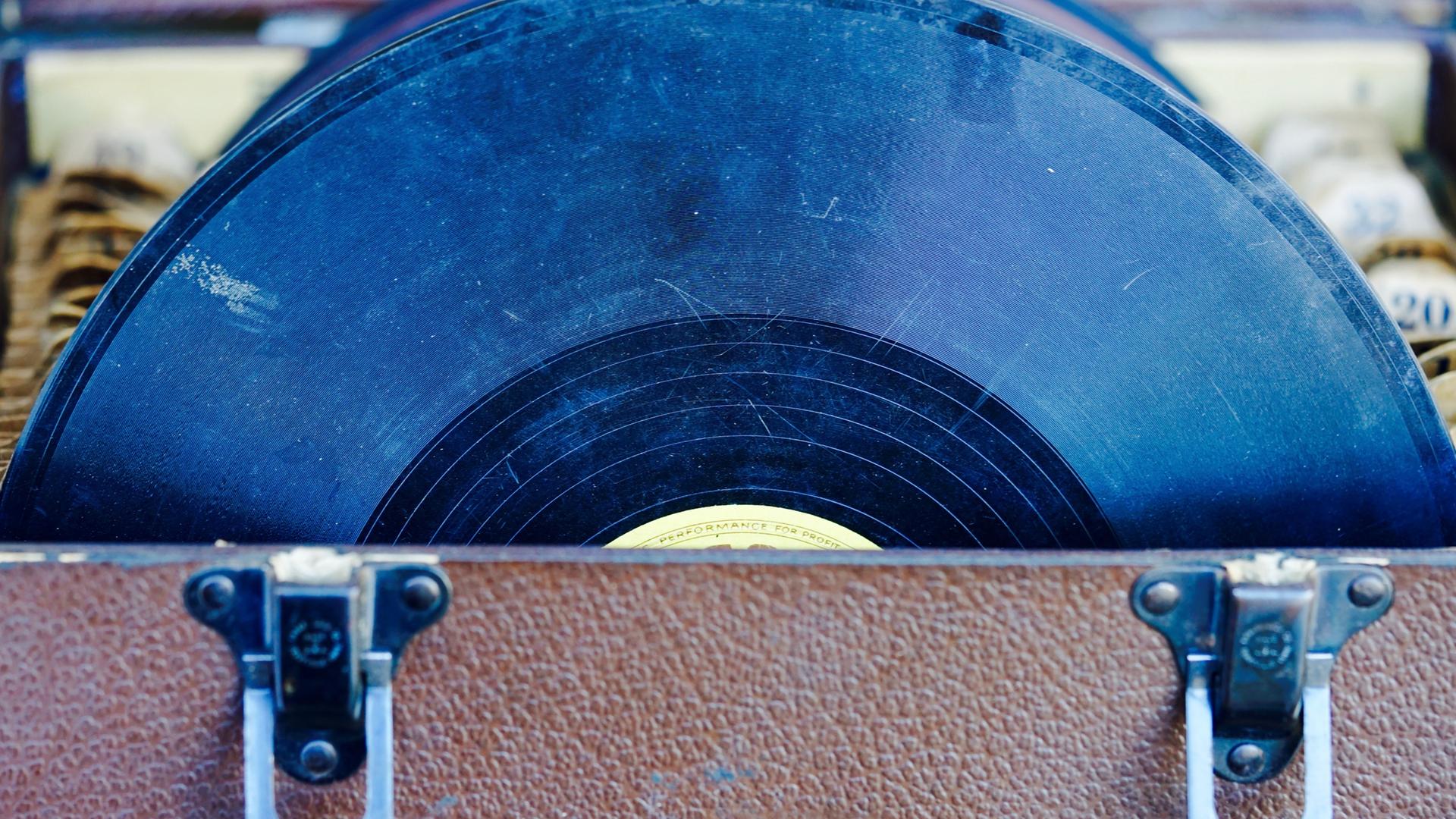 In einem aufgeklappten Koffer stehen viele Platten.