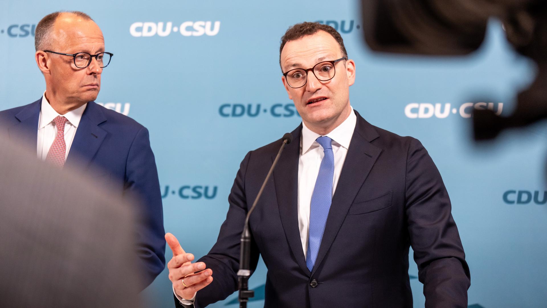 Jens Spahn, neu gewählter Vorsitzender der CDU/CSU-Bundestagsfraktion, steht neben dem designierten Bundeskanzler Friedrich Merz. Jens Spahn, neu gewählter Vorsitzender der CDU/CSU-Bundestagsfraktion, steht neben dem designierten Bundeskanzler Friedrich Merz.