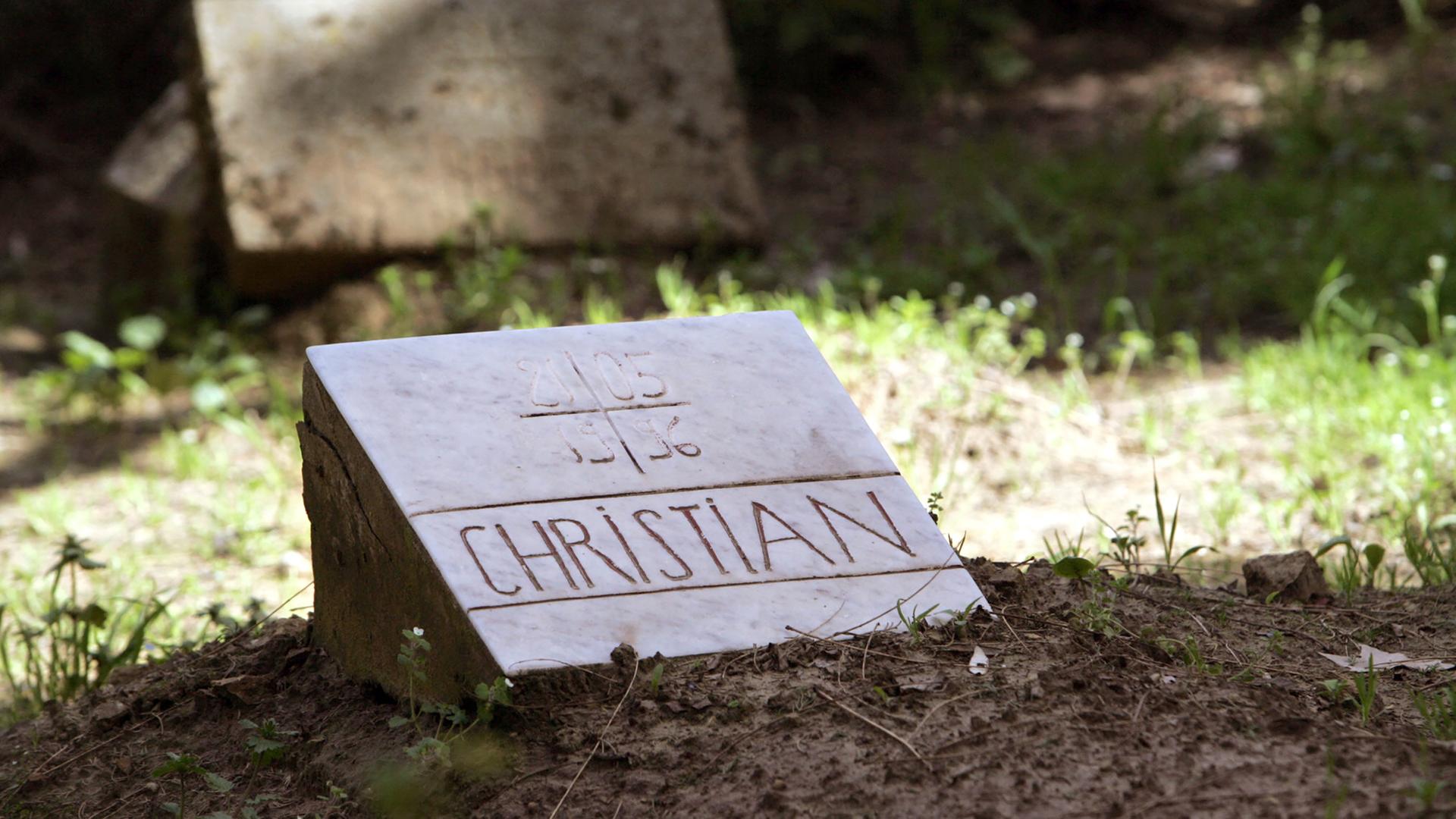 Ein Grabstein mit der Aufschrift "Christian" und den Daten 21.05.1996 steht auf einem Friedhof. Im Hintergrund steht ein weiterer Grabstein. Ein Grabstein mit der Aufschrift "Christian" und den Daten 21.05.1996 steht auf einem Friedhof. Im Hintergrund steht ein weiterer Grabstein.