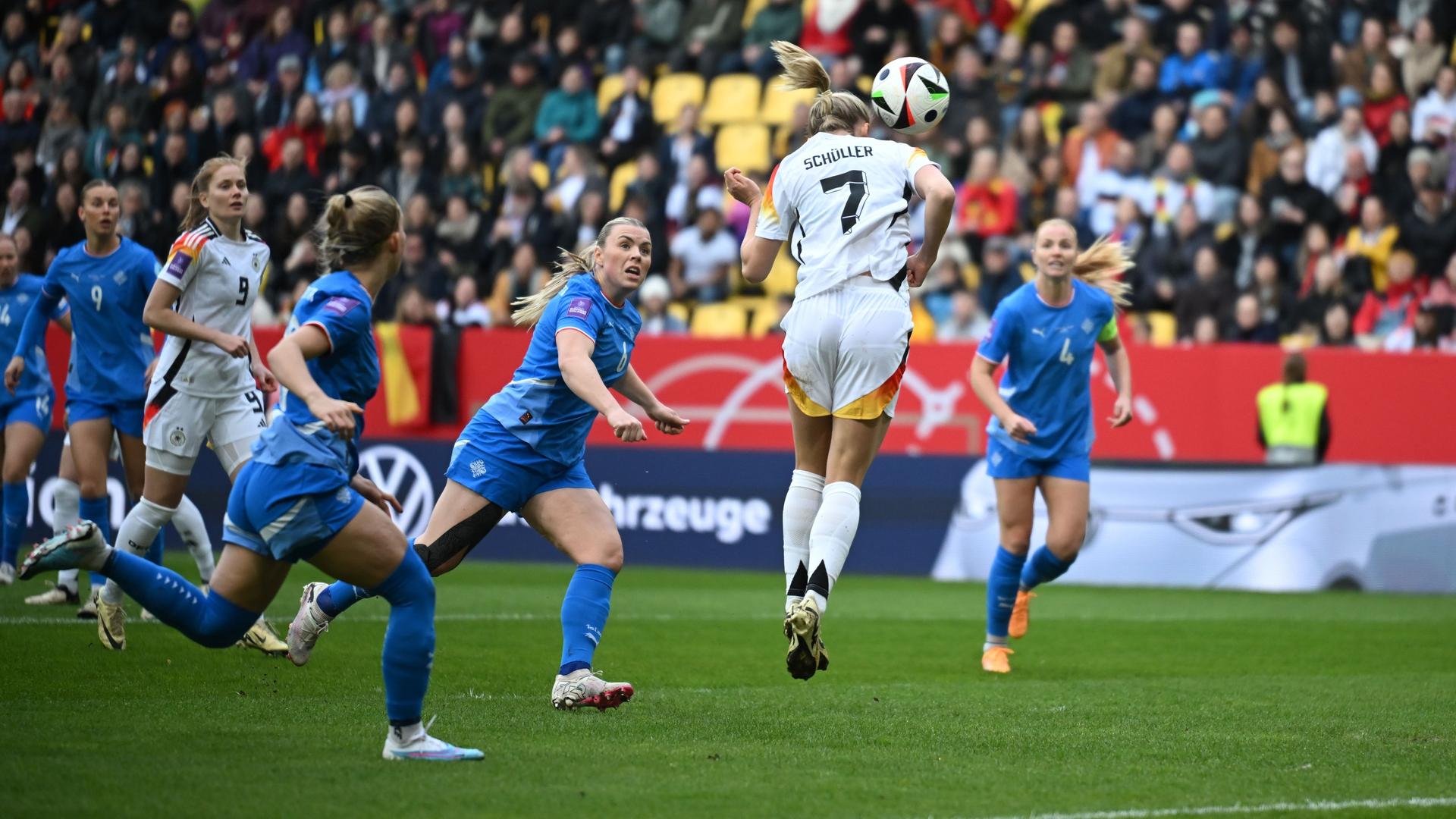 Nordrhein-Westfalen, Aachen: Fußball, Frauen: EM-Qualifikation, Deutschland - Island, Liga A, Gruppe 4, 2. Spieltag, Tivoli. Deutschlands Lea Schüller macht das 1:0.