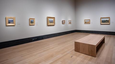 Ein Ausstellungsraum in der Londoner Nationalgalerie mit Bildern an der Wand 