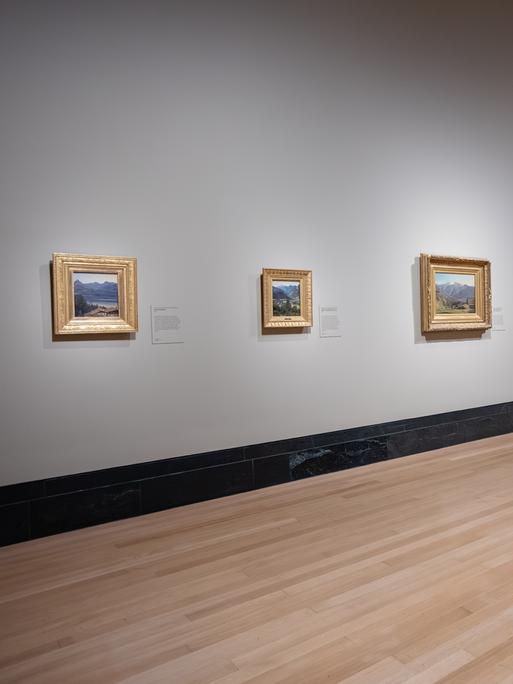 Ein Ausstellungsraum in der Londoner Nationalgalerie mit Bildern an der Wand 