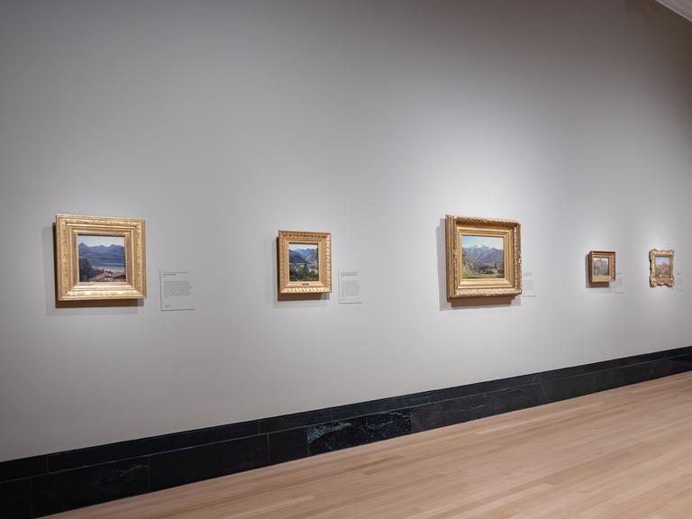 Ein Ausstellungsraum in der Londoner Nationalgalerie mit Bildern an der Wand 