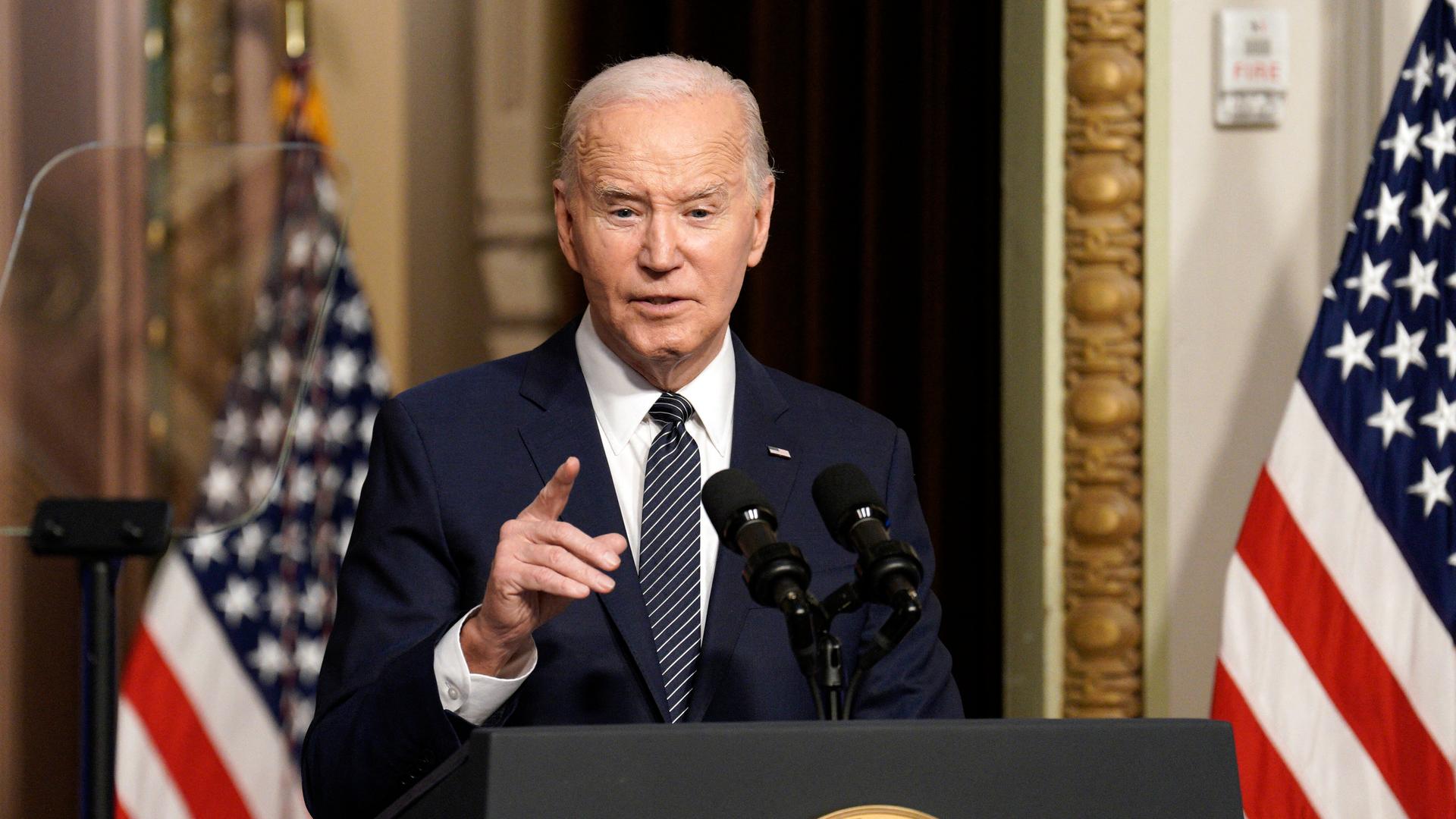 US-Präsident Joe Biden steht im Anzug hinter einem Pult und erhebt seinen Zeigefinger.