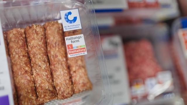 Eine Fleisch-Verpackung mit der Aufschrift "Haltungsform 1: Stallhaltung"